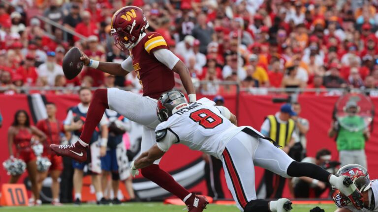 watch-commanders-jayden-daniels-scores-first-nfl